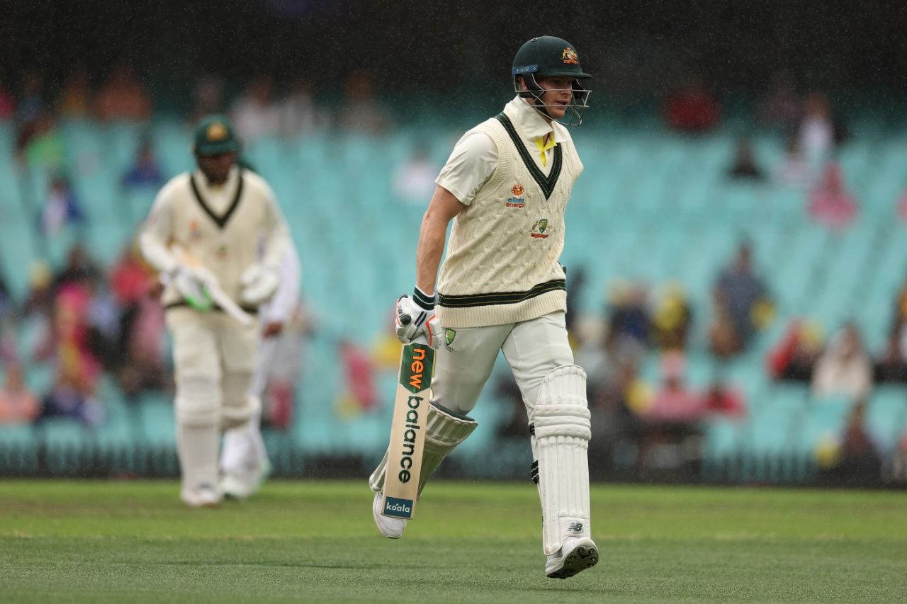 Rain forced Steven Smith and Usman Khawaja off the field three overs into day two, Australia vs South Africa, 3rd Test, Sydney, 2nd day, January 5, 2023