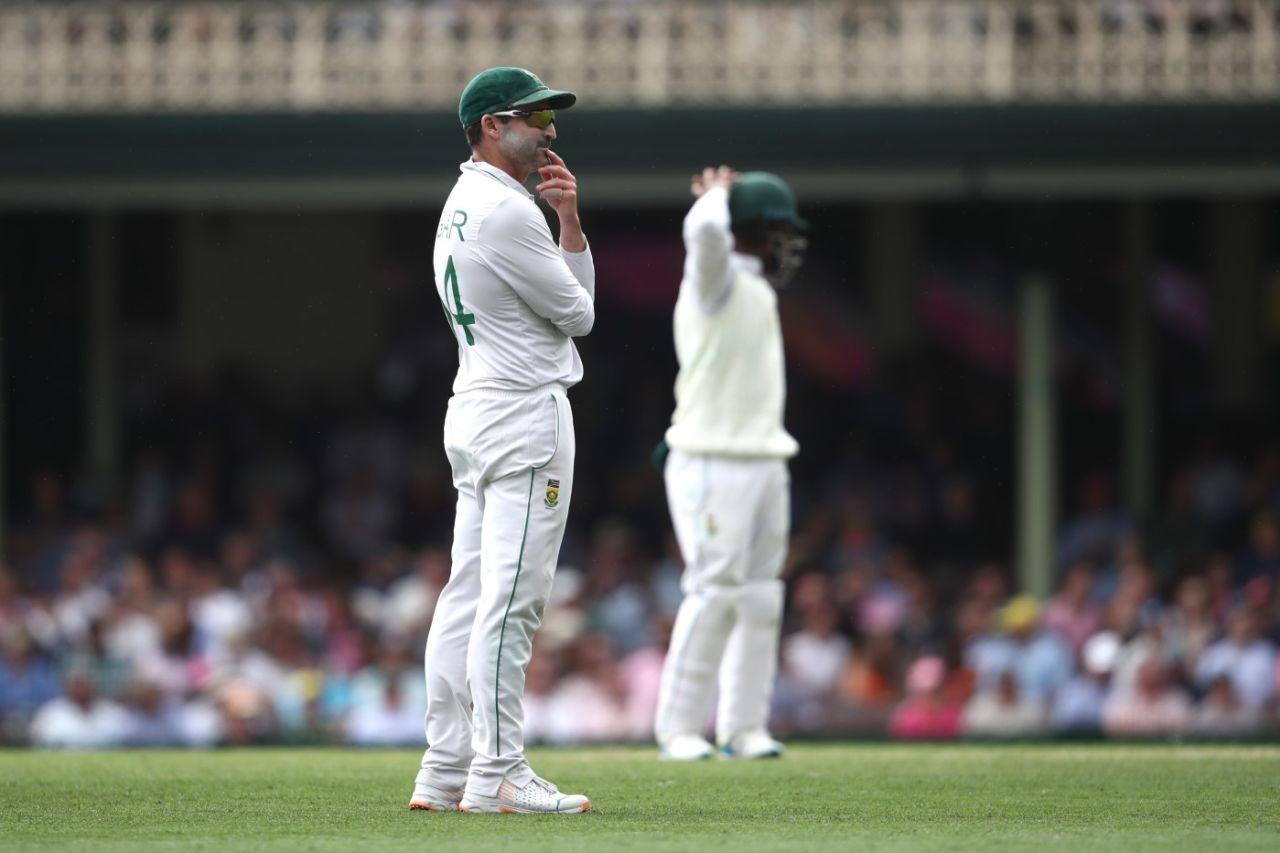 Dean Elgar looks on, Australia vs South Africa, 3rd Test, Sydney, 2nd day, January 5, 2023