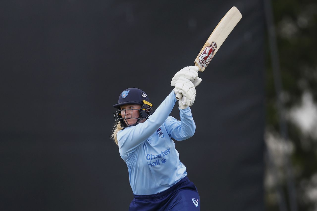 Sammy-Jo Johnson goes after the ball, Victoria vs New South Wales, WNCL, Melbourne, January 5, 2022