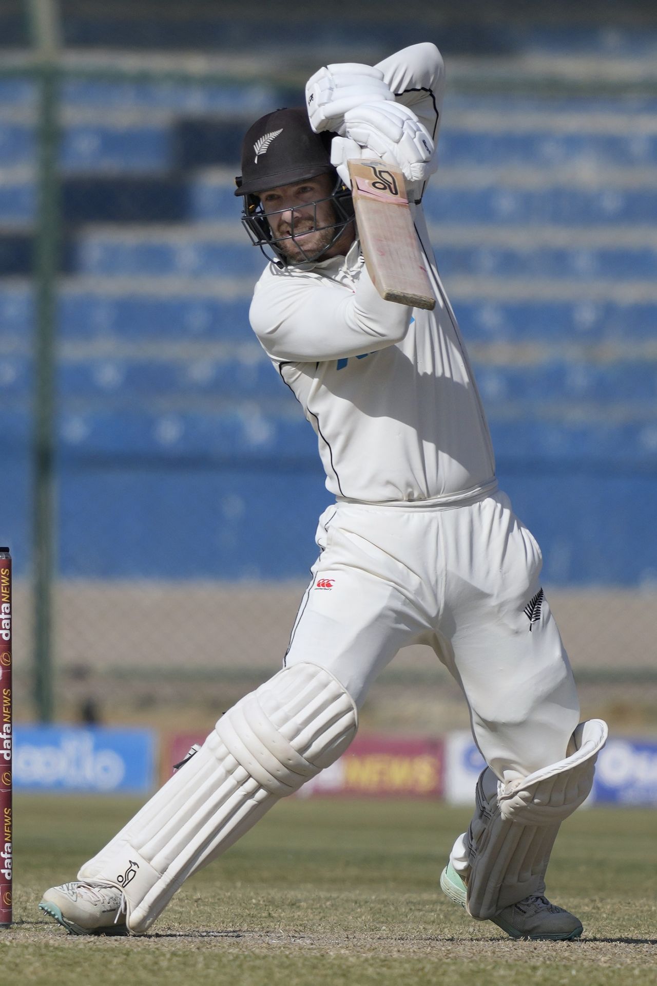 Tom Blundell punches at the ball, Pakistan vs New Zealand, 2nd Test, Karachi, 4th day, January 5, 2023