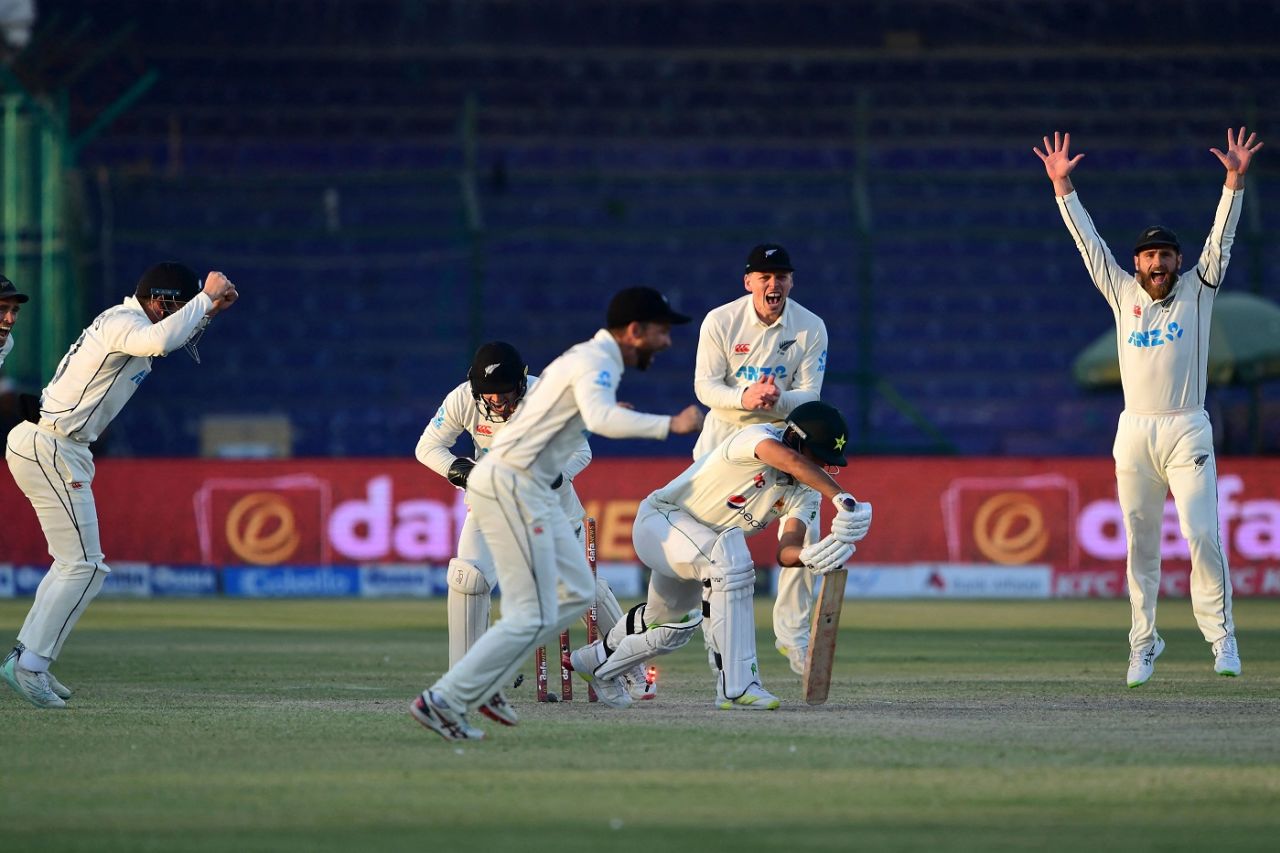 New Zealand celebrate Mir Hamza's wicket, Pakistan vs New Zealand, 2nd Test, Karachi, 4th day, January 5, 2023