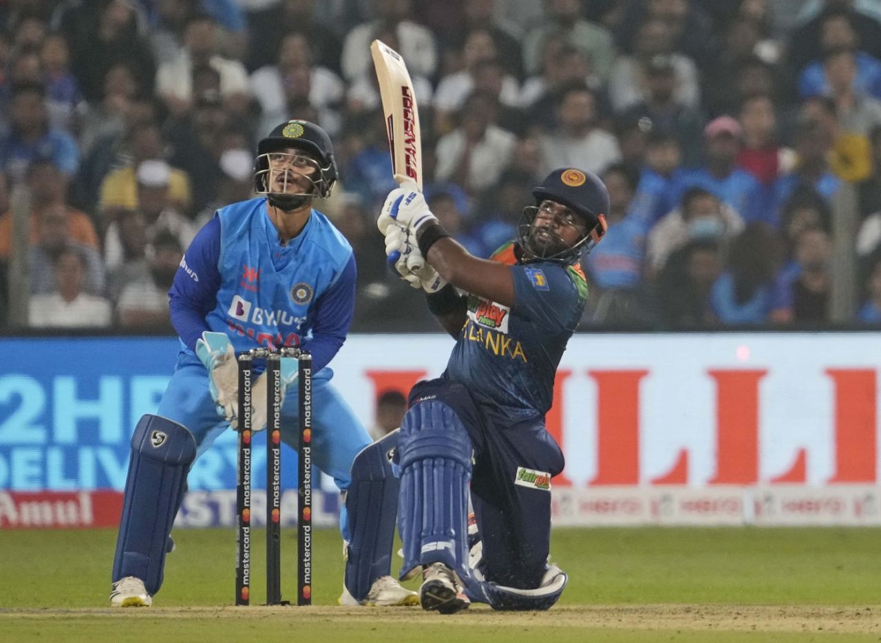 Charith Asalanka tonks one over deep midwicket, India vs Sri Lanka, 2nd T20I, Pune, January 5, 2023
