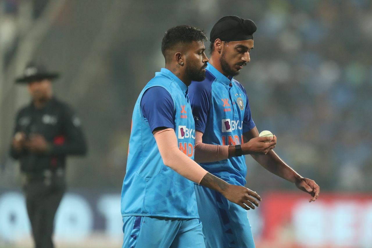 Hardik Pandya chats to Arshdeep Singh, who bowled five no-balls, India vs Sri Lanka, 2nd T20I, Pune, January 5, 2023