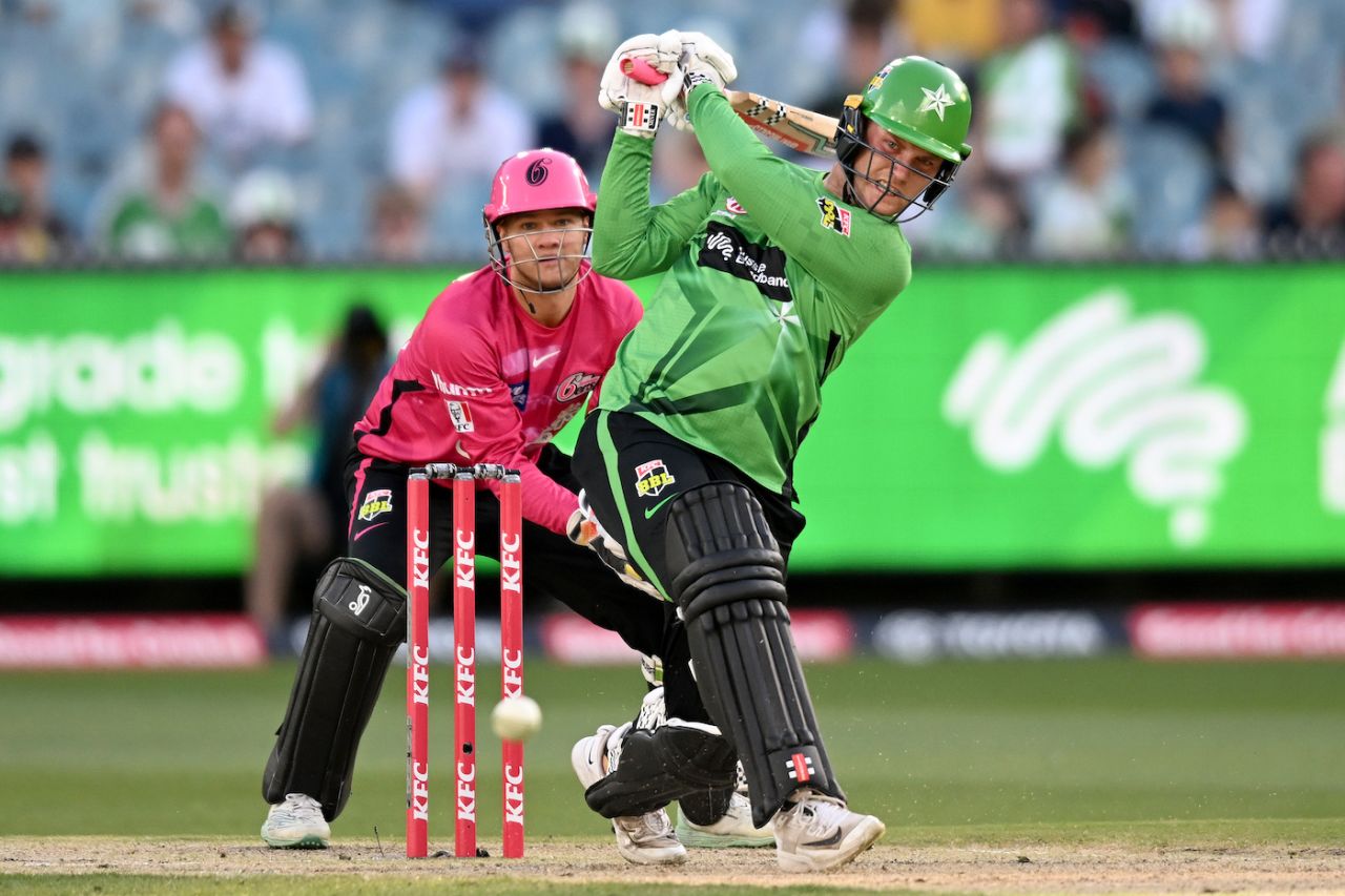 Thomas Rogers smashes the ball back, Melbourne Stars vs Sydney Sixers, BBL 2022-23, Melbourne, January 6, 2023