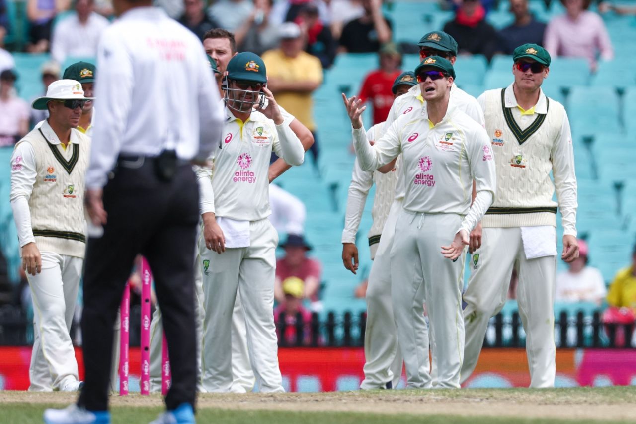 Steven Smith reacts after the third umpire ruled that he hadn't caught Dean Elgar cleanly in the slips, Australia vs South Africa, 3rd Test, Sydney, 4th day, January 7, 2023