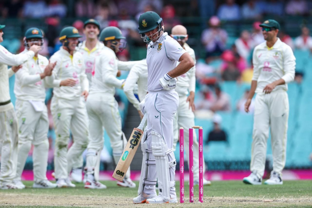 Sarel Erwee was bowled after shouldering arms, Australia vs South Africa, 3rd Test, Sydney, 4th day, January 7, 2023