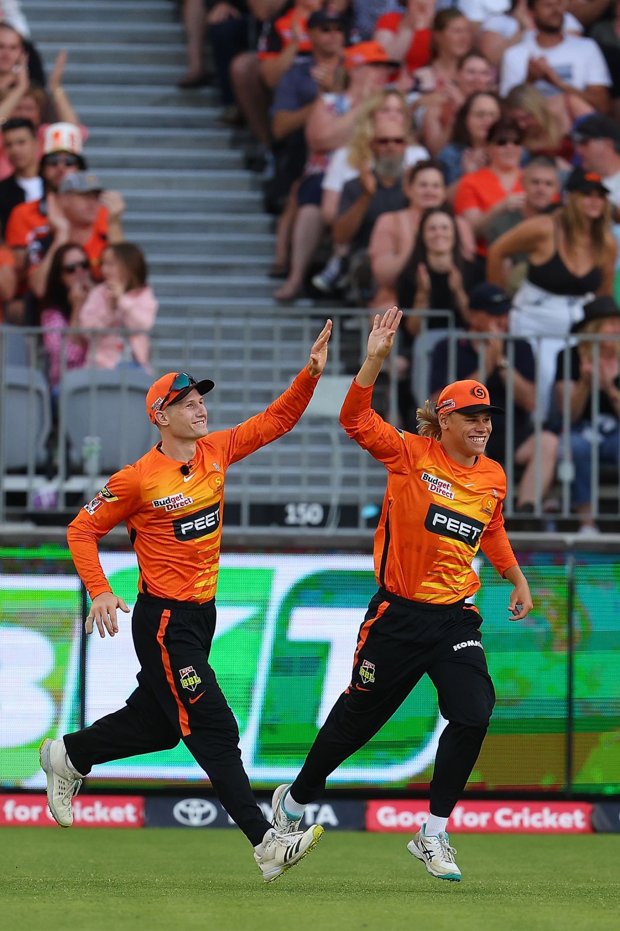 Cameron Bancroft and debutant Cooper Connolly celebrate a wicket, Perth Scorchers vs Brisbane Heat, Big Bash League, Perth, January 7, 2023