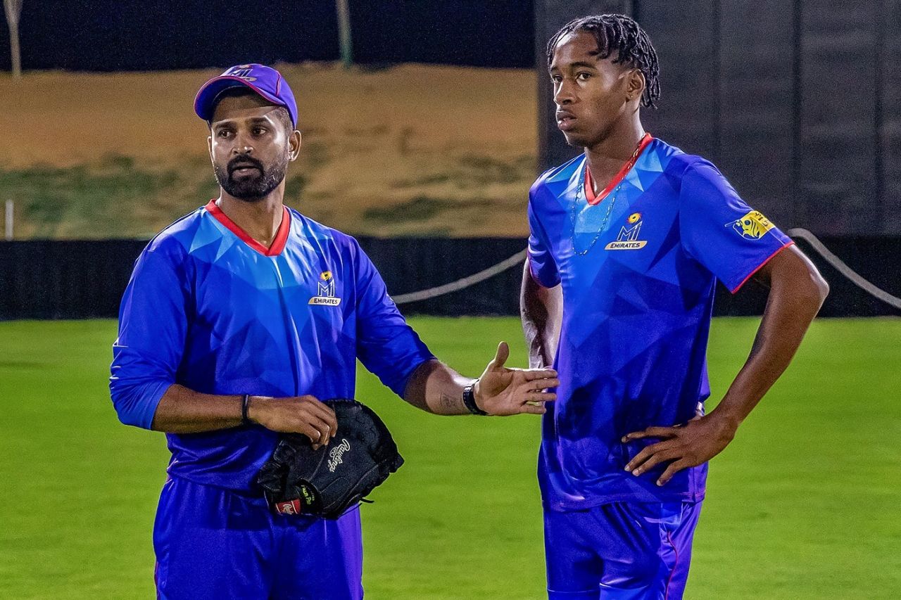 MI Emirates bowling coach R Vinay Kumar chats with McKenny Clarke, Abu Dhabi, January 6, 2023
