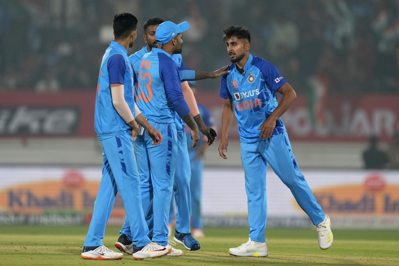 Umran Malik celebrates after getting rid of Wanindu Hasaranga, India vs Sri Lanka, 3rd T20I, Rajkot, January 7, 2023