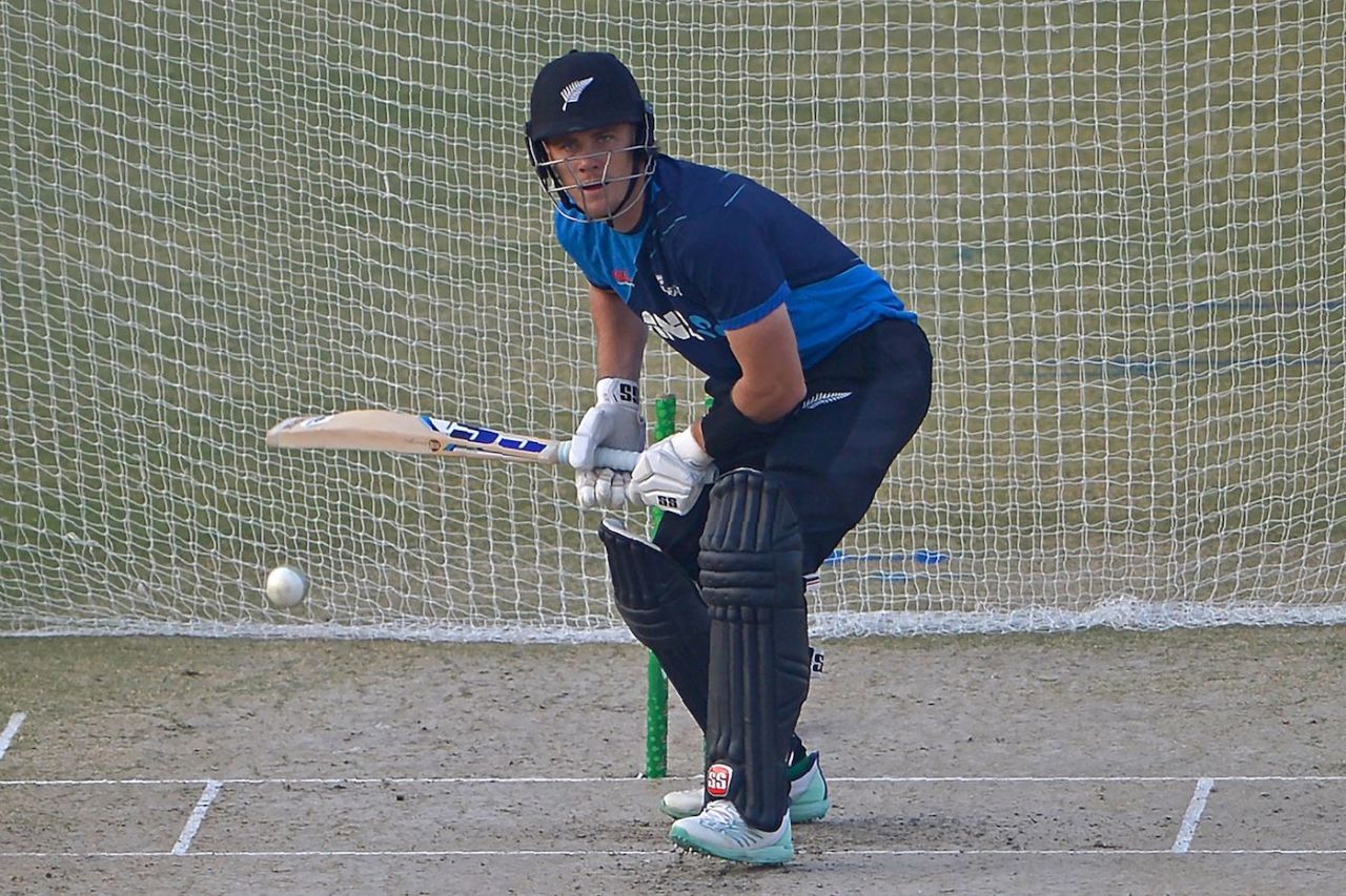Finn Allen keeps his eyes on the ball in the nets, Pakistan vs New Zealand, Karachi, January 8, 2023