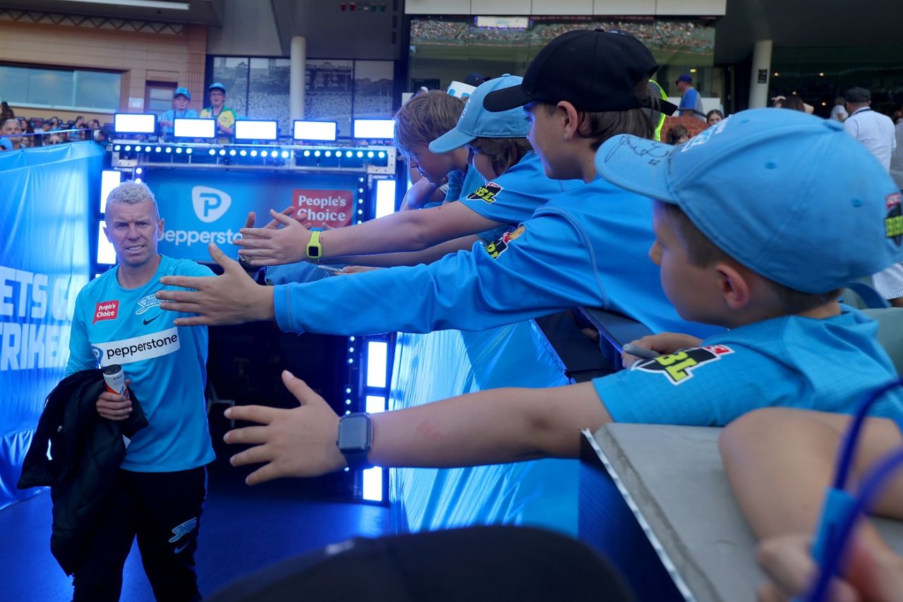 Peter Siddle greets fans on his way out, Adelaide Strikers vs Melbourne Renegades, Big Bash League 2022-23, Adelaide, January 10, 2023
