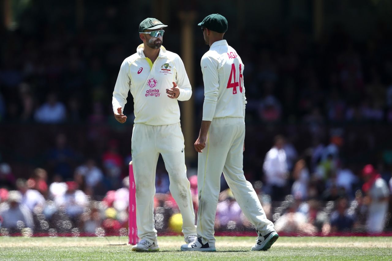 Nathan Lyon and Ashton Agar chat during the last day's play, Australia vs South Africa, 3rd Test, Sydney, 5th day, January 8, 2023