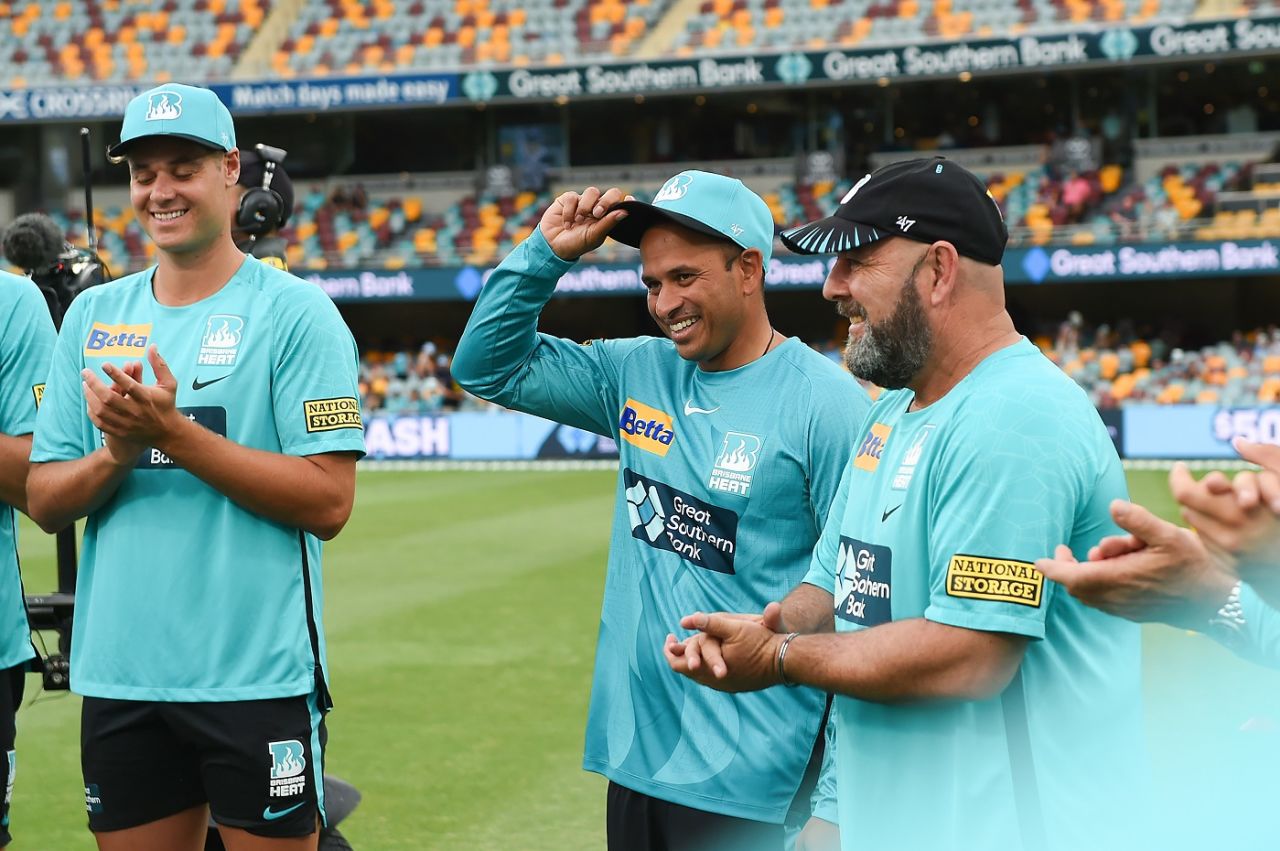Usman Khawaja gets his Brisbane Heat cap, Brisbane Heat vs Perth Scorchers, Big Bash League 2022-23, Brisbane, January 11, 2023