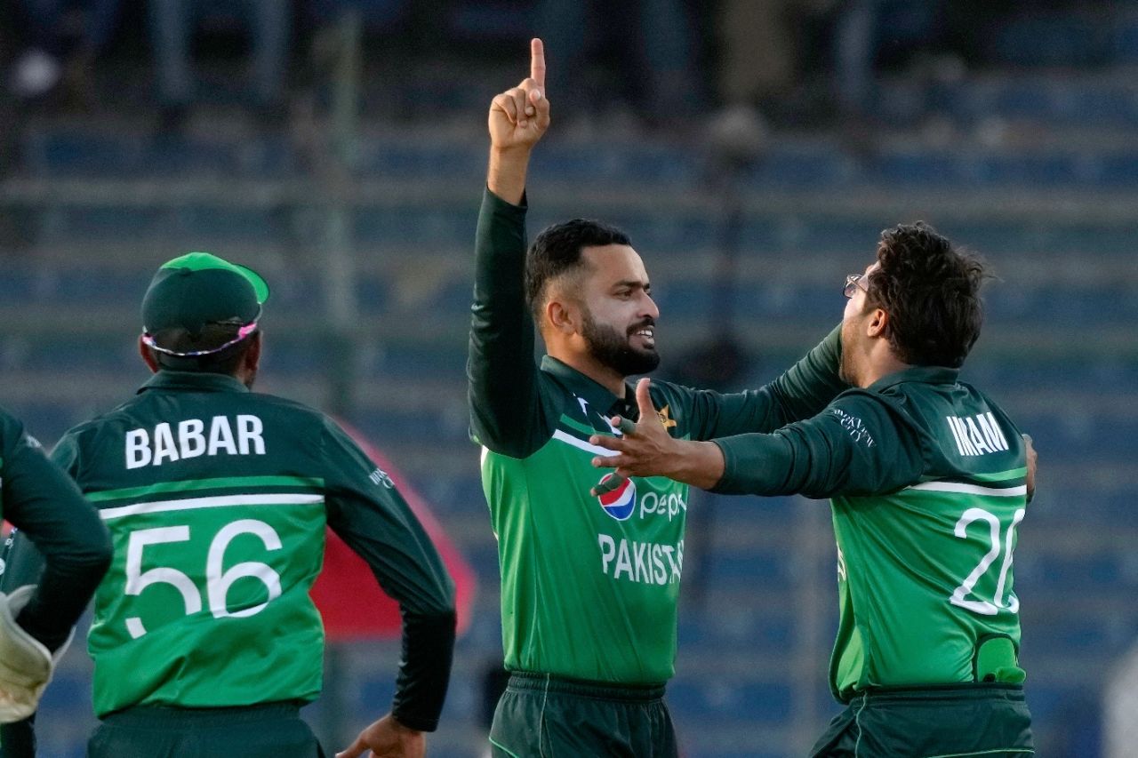 Mohammad Nawaz and Imam-ul-Haq celebrate Kane Williamson's wicket, Pakistan vs New Zealand, 2nd ODI, Karachi, January 11, 2023