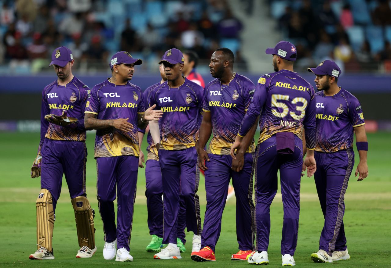 Andre Russell and Sunil Narine have a chat as Akeal Hosein and co walk, Dubai Capitals vs Abu Dhabi Knight Riders, International League T20 2022-23, January 13, 2023