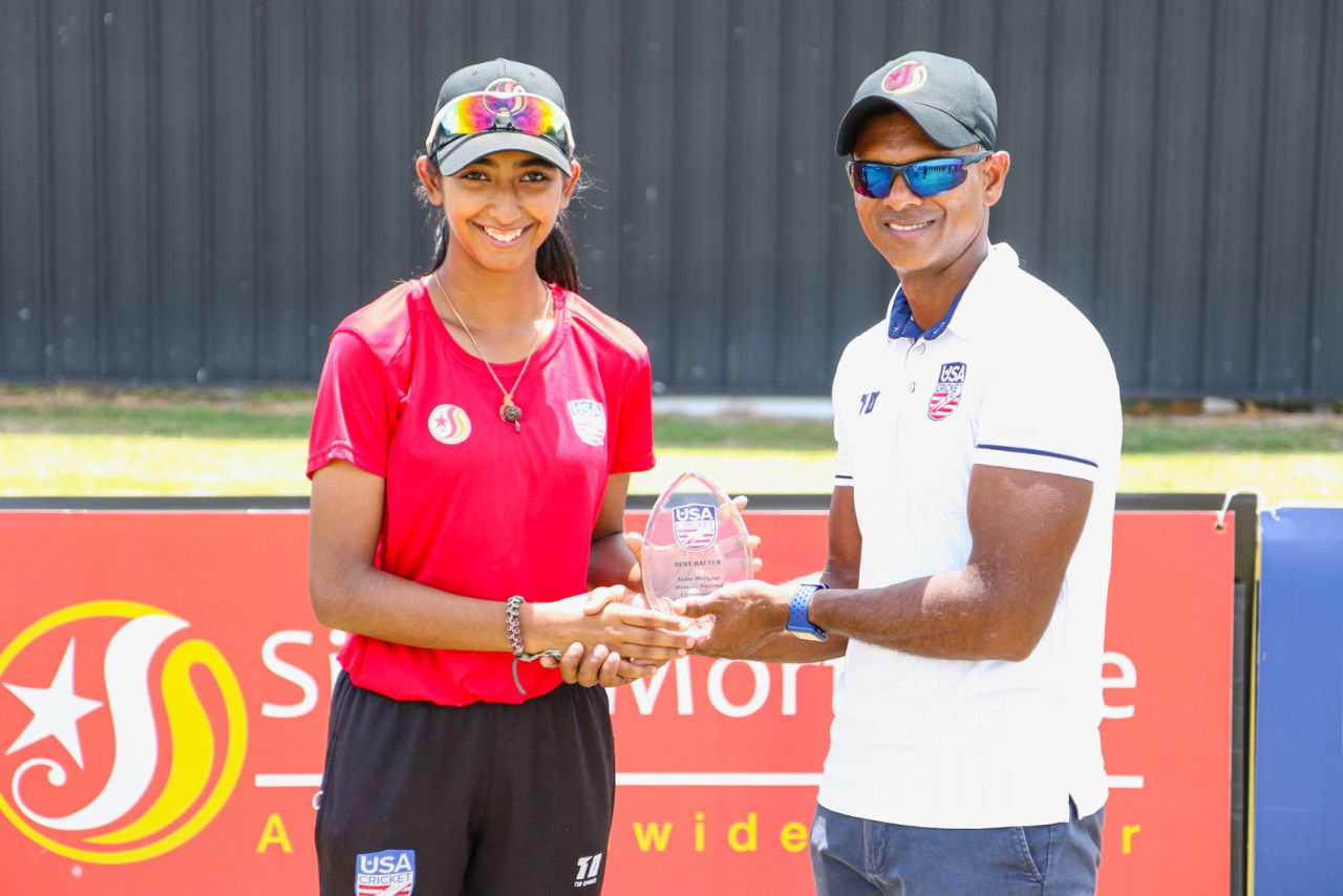 Aditi Chudasama receives the Best Batter Award at the 2022 USA Cricket Women's National Championship from USA Women's head coach Shivnarine Chanderpaul, Pearland, August 3, 2022
