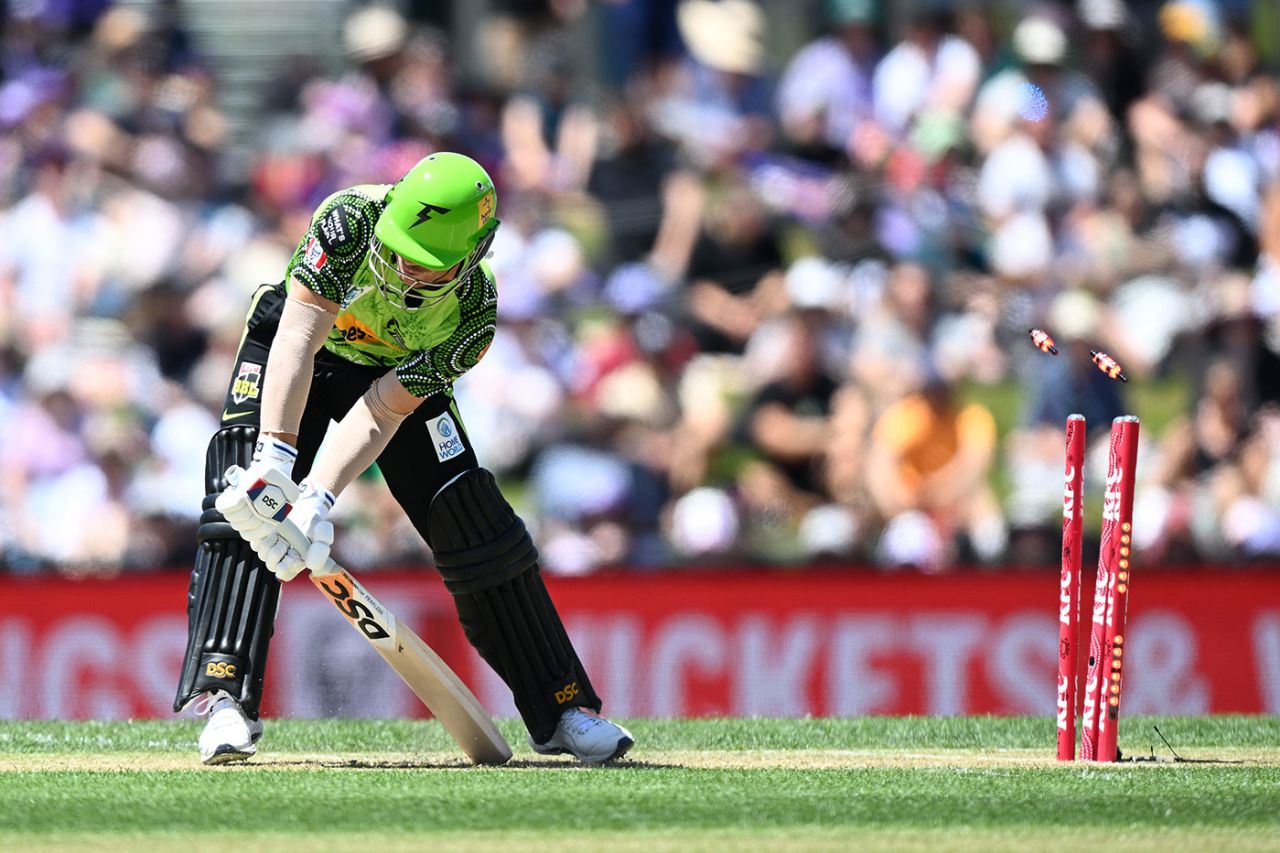 David Warner was cleaned up by a Riley Meredith yorker, Hobart Hurricanes vs Sydney Thunder, BBL, Hobart, January 15, 2023