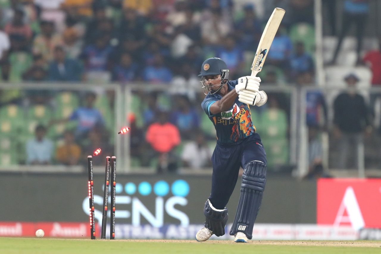 Nuwanidu Fernando gets bowled, India vs Sri Lanka, 3rd ODI, Thiruvananthapuram, January 15, 2023