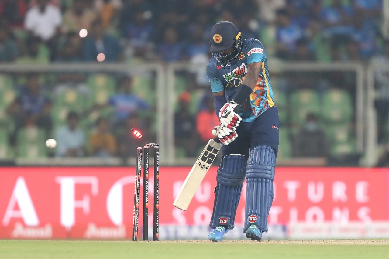 Wanindu Hasaranga gets bowled, India vs Sri Lanka, 3rd ODI, Thiruvananthapuram, January 15, 2023