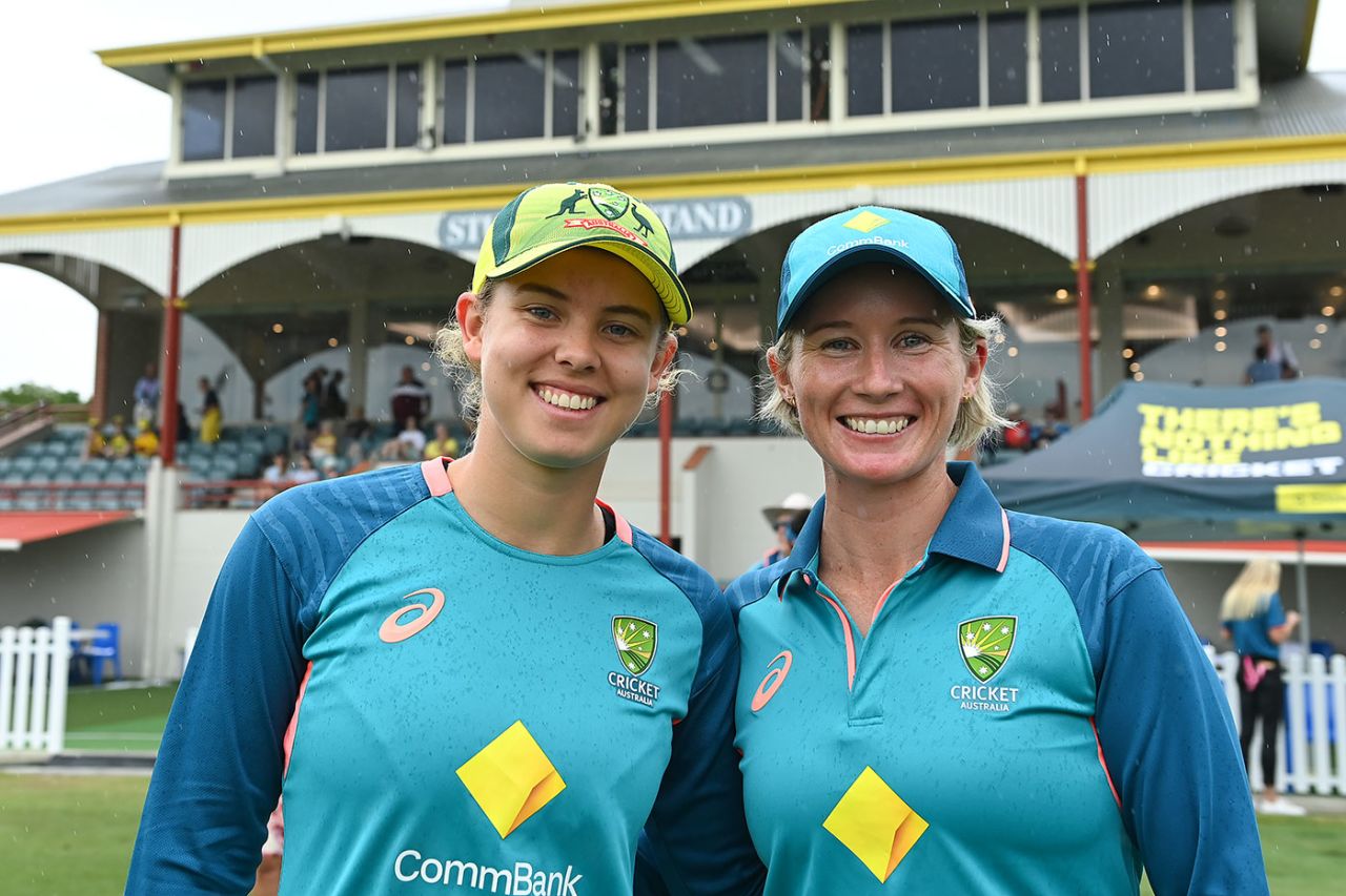 Phoebe Litchfield was presented with her ODI cap by Beth Mooney, Australia vs Pakistan, 1st ODI, Allan Border Field, January 16, 2023