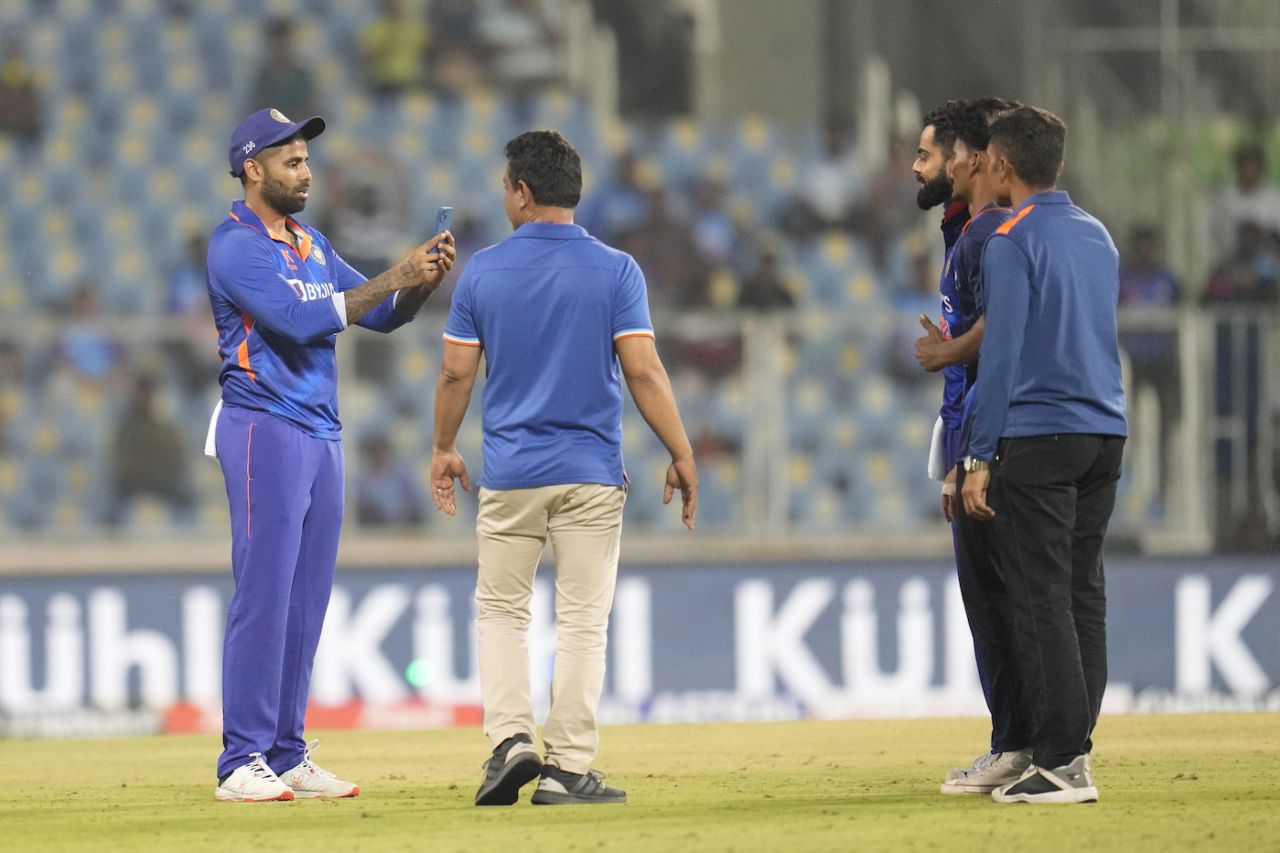 Suryakumar Yadav turns photographer as some fans get a picture taken with Virat Kohli, India vs Sri Lanka, 3rd ODI, Thiruvananthapuram, January 15, 2023