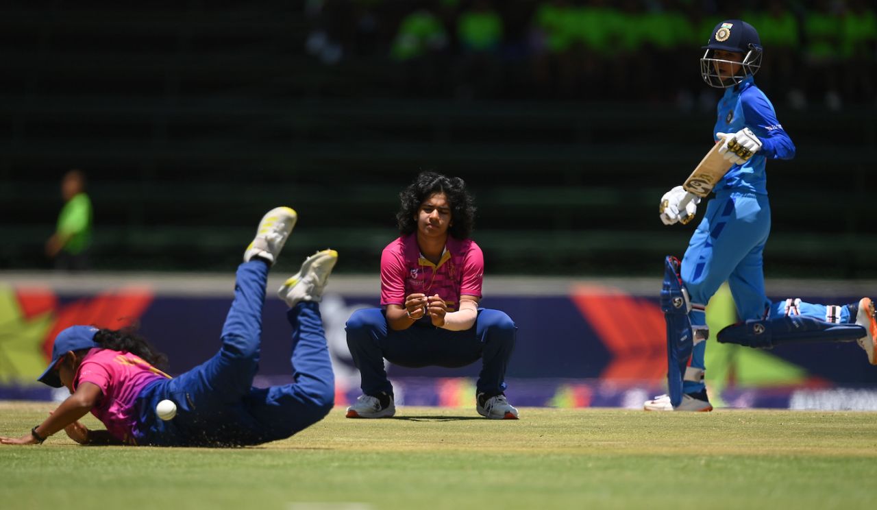 Samaira Dharnidharka reacts as Geethika Jyothis spills a chance, India vs UAE, Women's Under-19 World Cup, Benoni, January 16, 2023