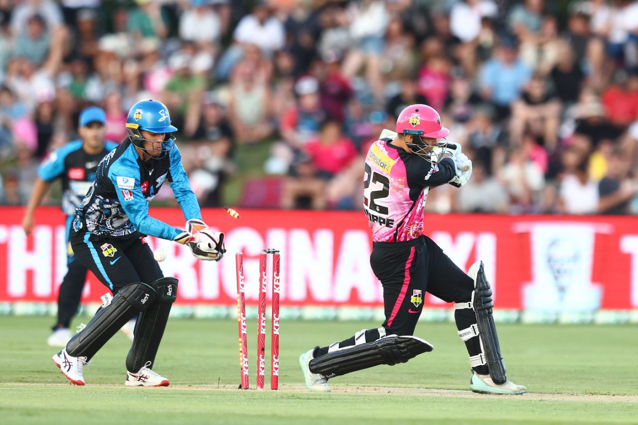Josh Philippe misses with a pull and is bowled, Sydney Sixers vs Adelaide Strikers, BBL 2022-23, Coffs Harbour, January 17, 2023