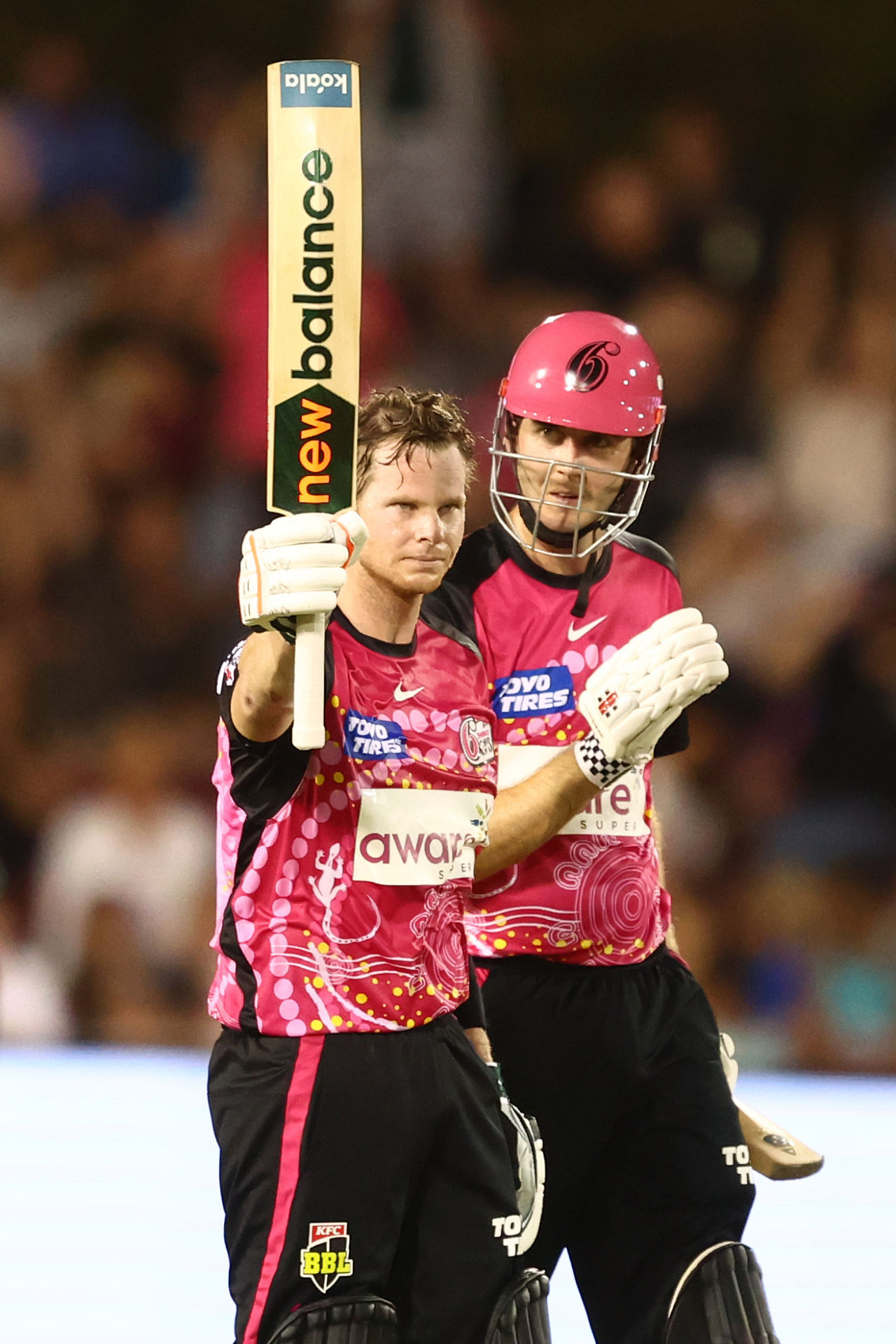 Steven Smith acknowledges the applause after getting to his century, Sydney Sixers vs Adelaide Strikers, BBL 2022-23, Coffs Harbour, January 17, 2023