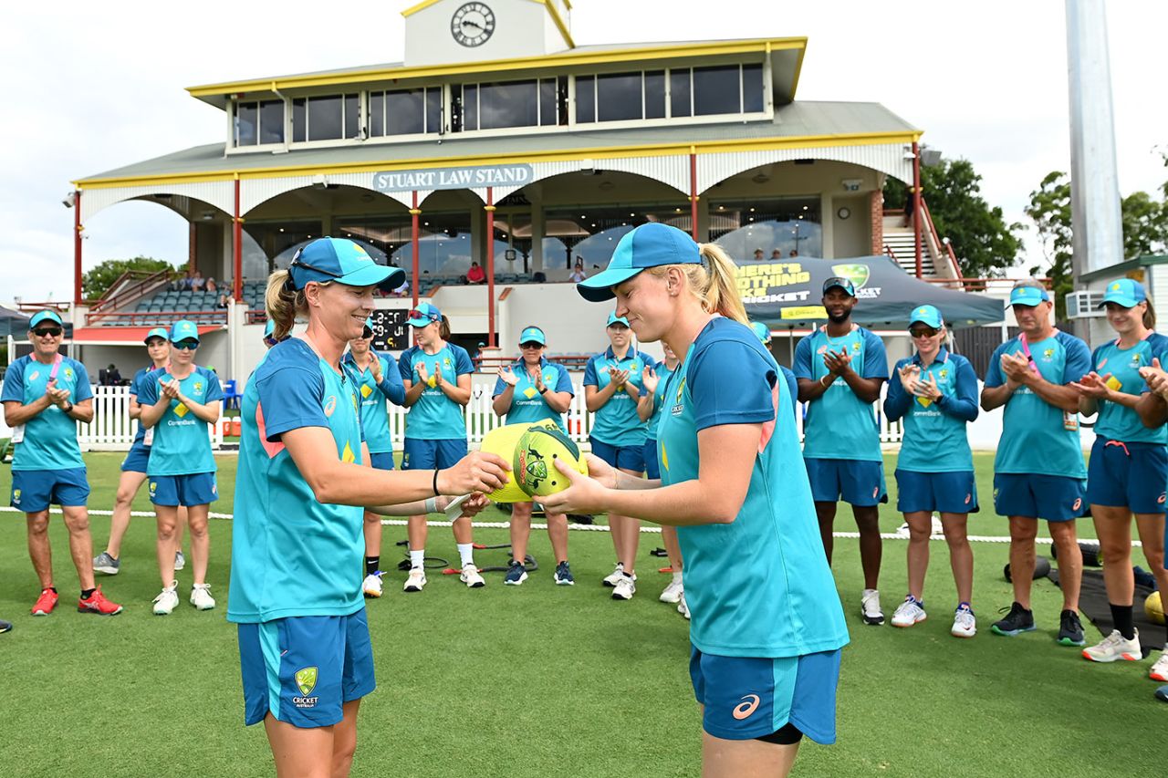 Meg Lanning presents Kim Garth with her Australia ODI cap, Australia vs Pakistan, 2nd ODI, Allan Border Field, January 18, 2023