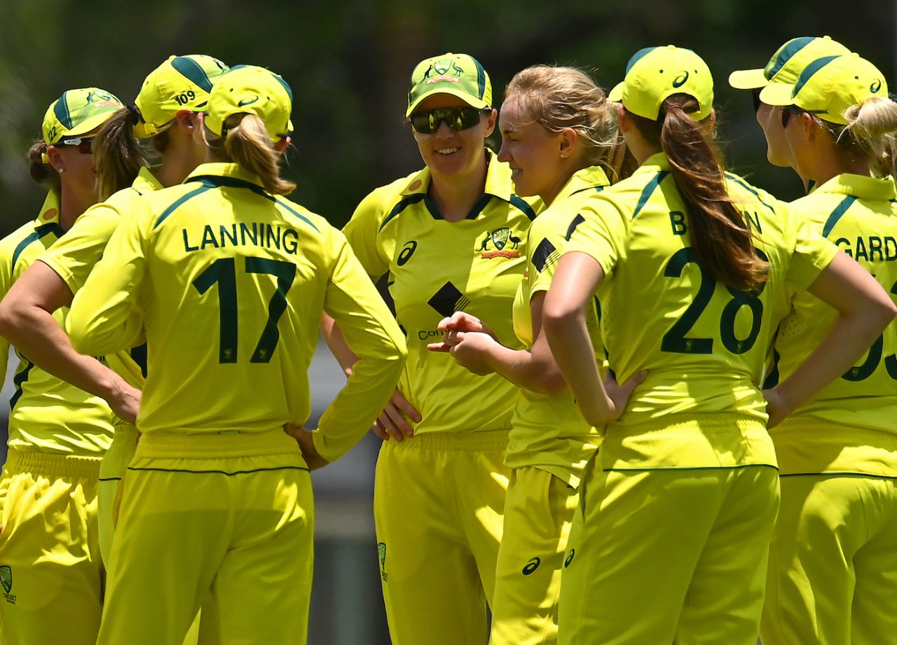 Kim Garth is congratulated after running Nida Dar out, Australia vs Pakistan, 2nd women's ODI, Brisbane, January 18, 2023