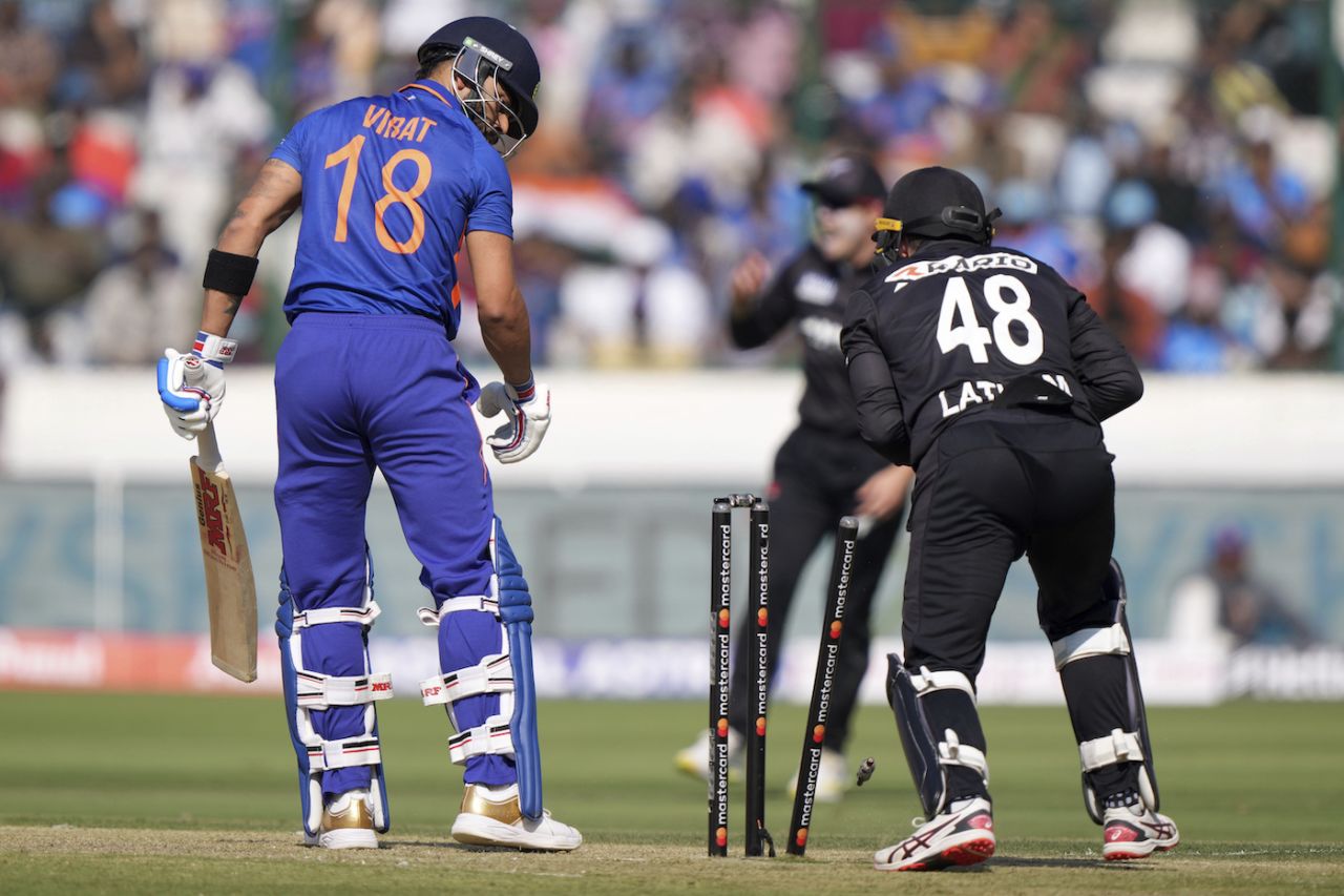 Virat Kohli lost his off stump to Mitchell Santner, India vs New Zealand, 1st ODI, Hyderabad, January 18, 2023