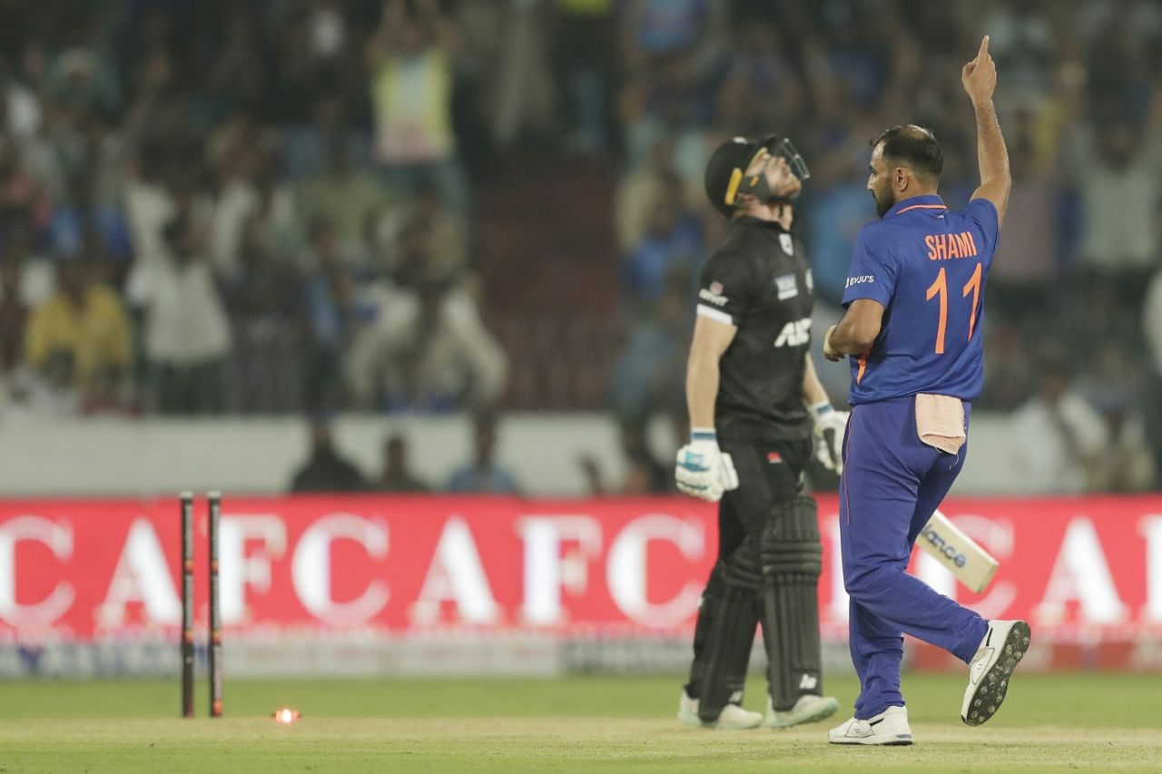 Mohammed Shami celebrates the dismissal of Glenn Phillips, India vs New Zealand, 1st ODI, Hyderabad, January 18, 2023