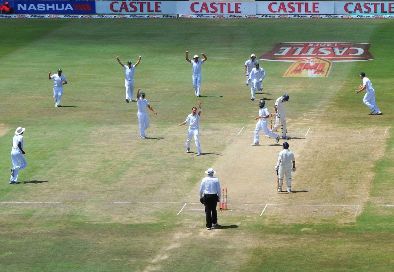 Dale Steyn gets the wicket of Jaydev Unadkat, South Africa v India, 1st Test, Centurion, 5th day, December 20, 2010