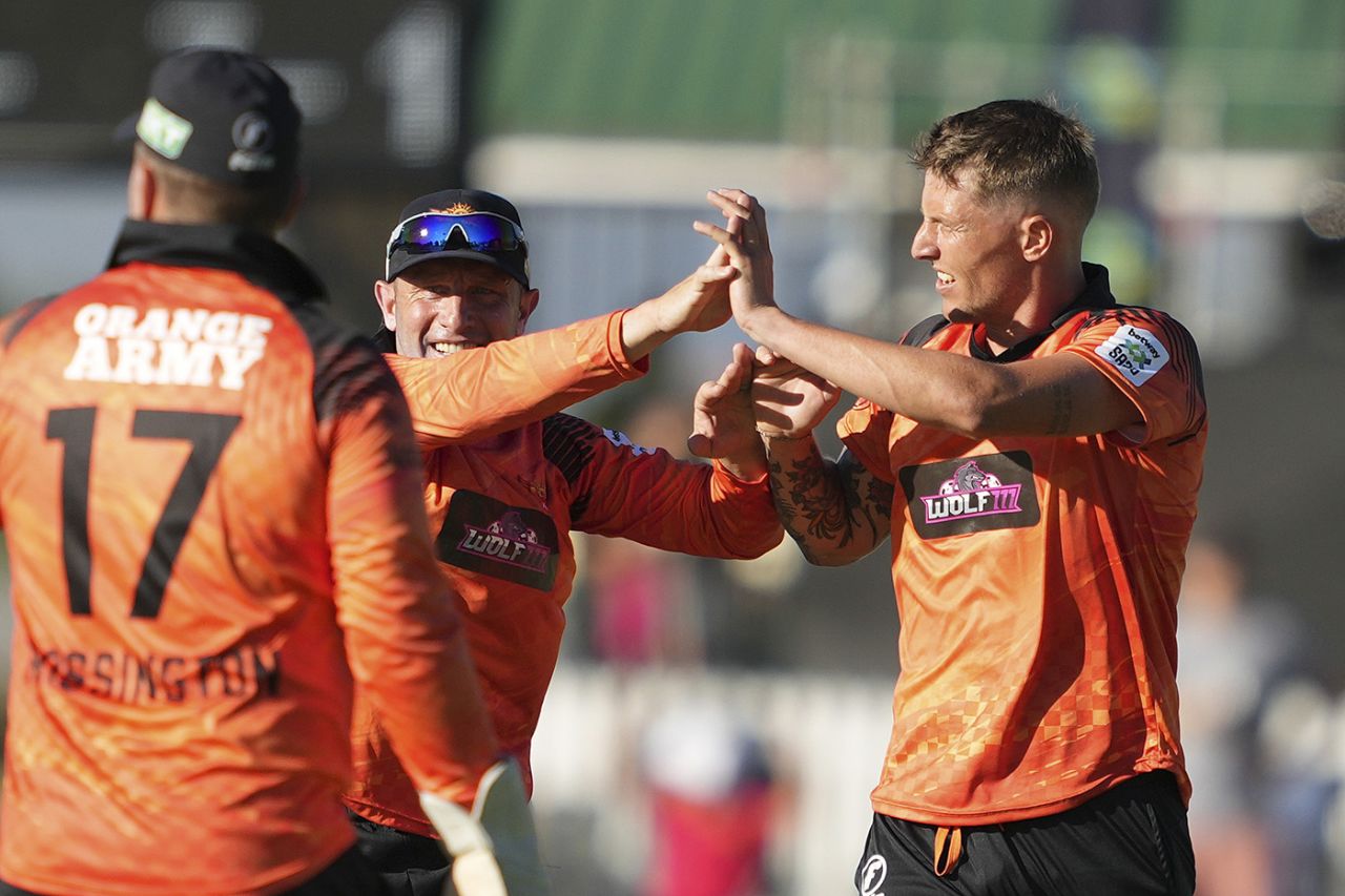 Brydon Carse made a double-breakthrough in the middle overs, Paarl Royals vs Sunrisers Eastern Cape, SA20, Paarl, January 19, 2023