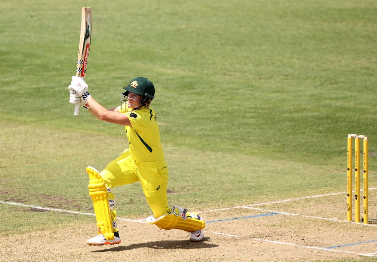 Beth Mooney lofts straight, Australia vs Pakistan, 3rd ODI, North Sydney Oval, January 21, 2023