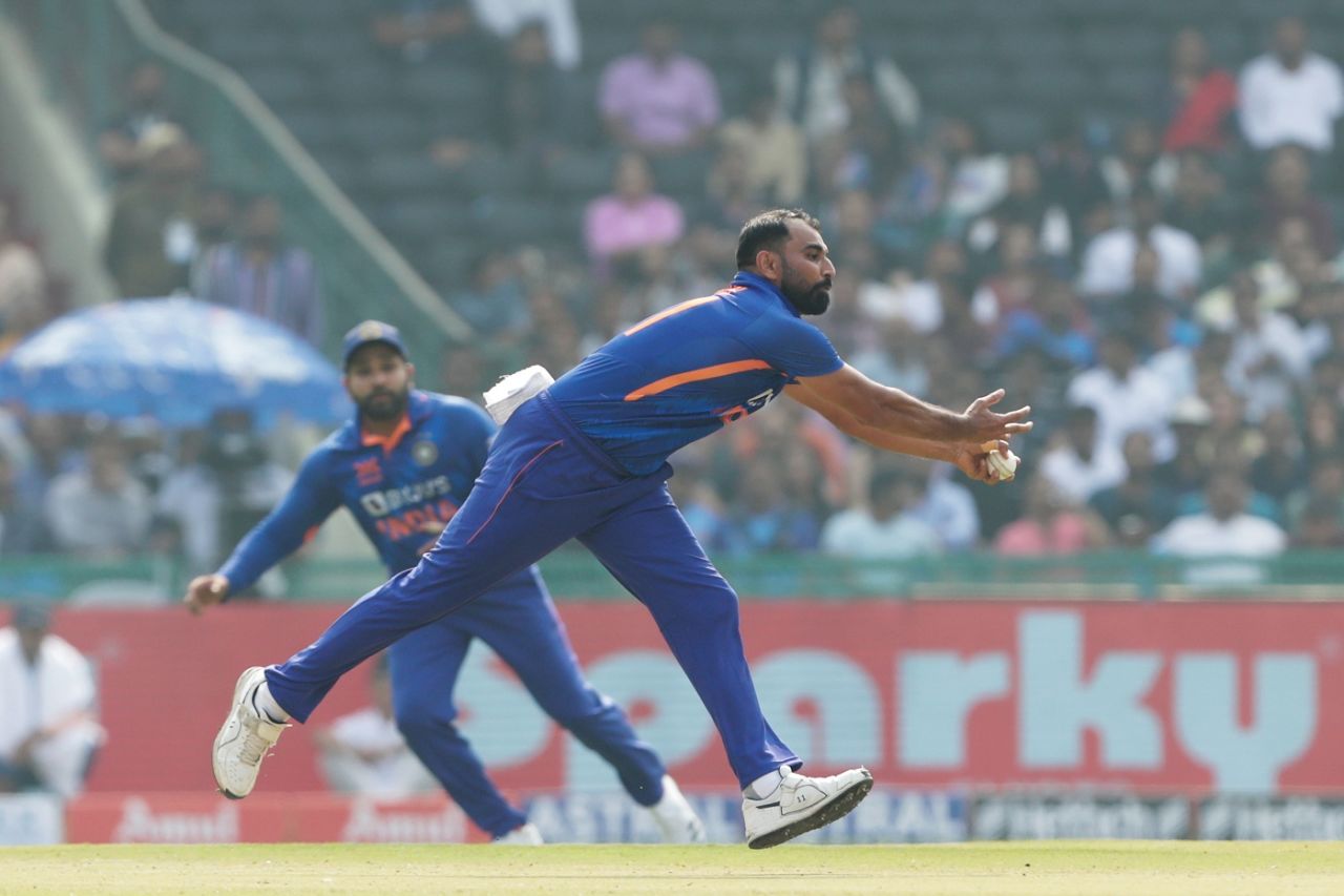 Mohammed Shami takes a return catch to dismiss Daryl Mitchell, India vs New Zealand, 2nd ODI, Raipur, January 21, 2023