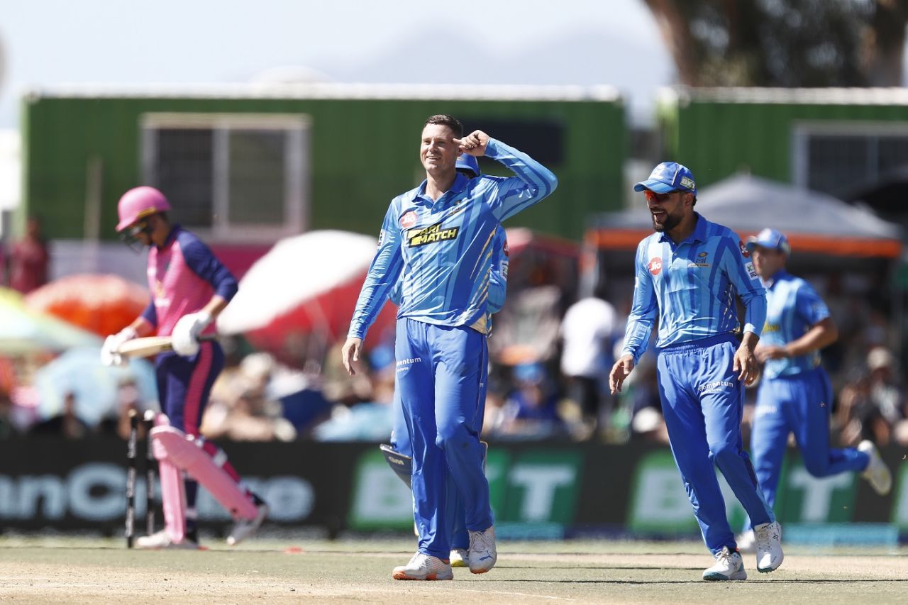 George Linde celebrates dismissing Wihan Lubbe, Paarl Royals vs MI Cape Town, Paarl, SA20, January 21, 2023