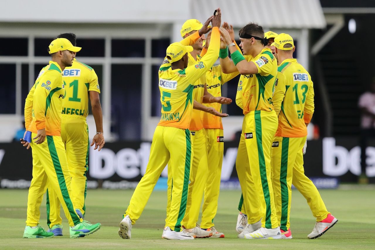 Gerald Coetzee celebrates with teammates after dismissing Jordan Hermann with his first ball, Sunrisers Eastern Cape vs Joburg Super Kings, Gqeberha, SA20, January 21, 2023