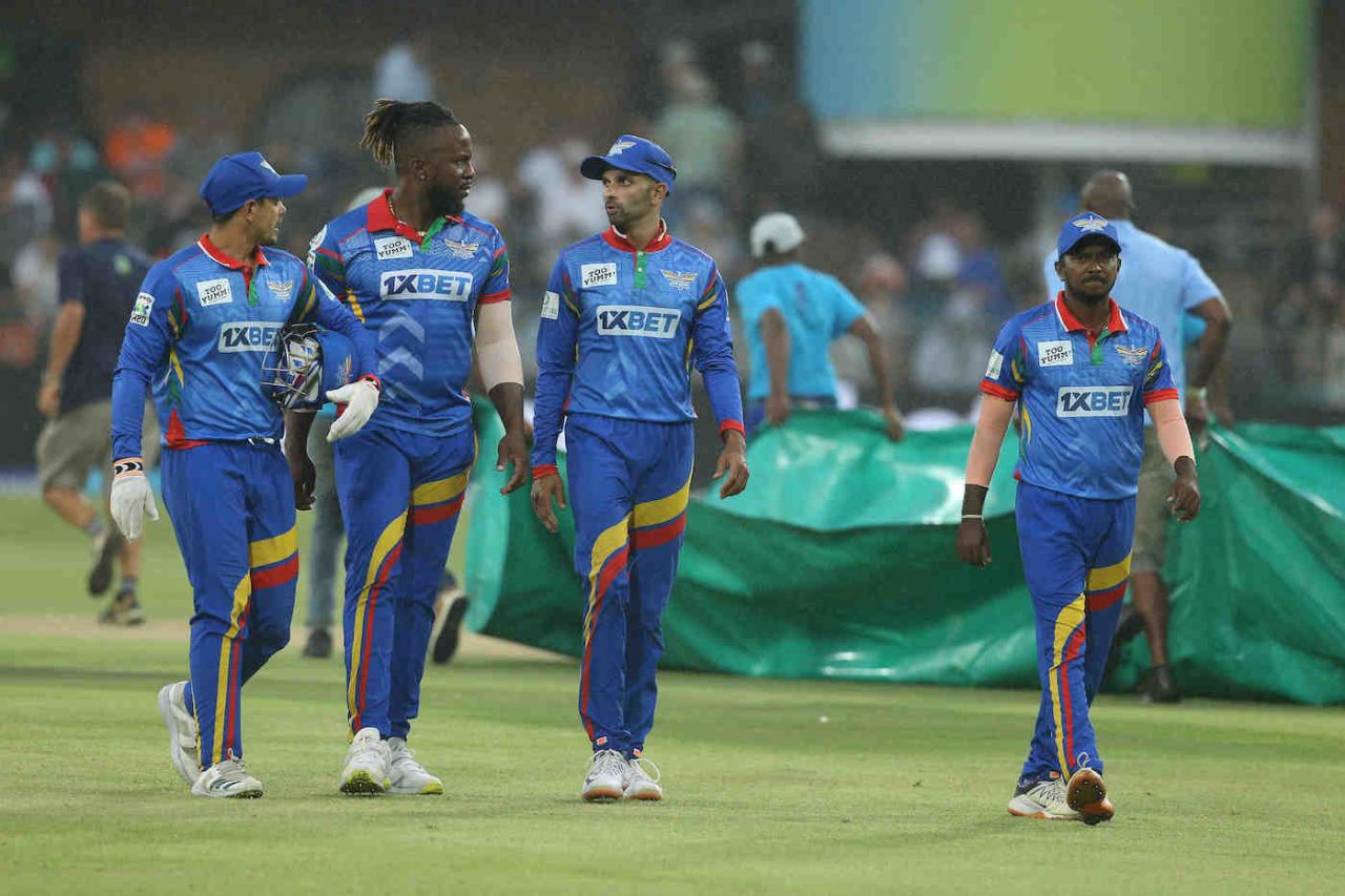 Quinton de Kock, Kyle Mayers, Keshav Maharaj, and Akila Daananjaya walk back due to rain, Sunrisers Eastern Cape vs Durban's Super Giants, SA20, Gqeberha, January 22, 2023