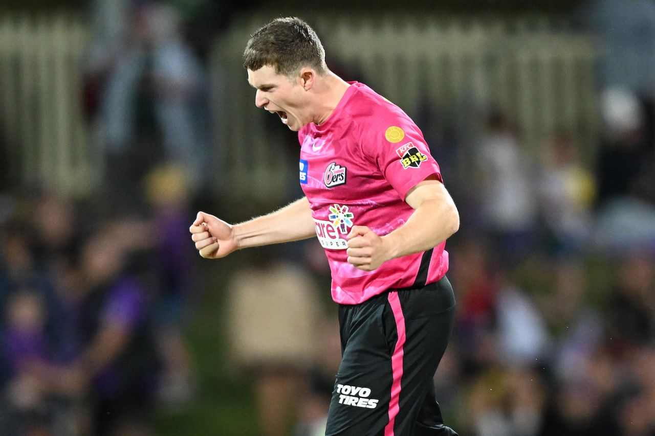 Hayden Kerr got the big wickets of Tim David and D'Arcy Short, Hobart Hurricanes vs Sydney Sixers, BBL 2022-23, Hobart, January 23, 2023