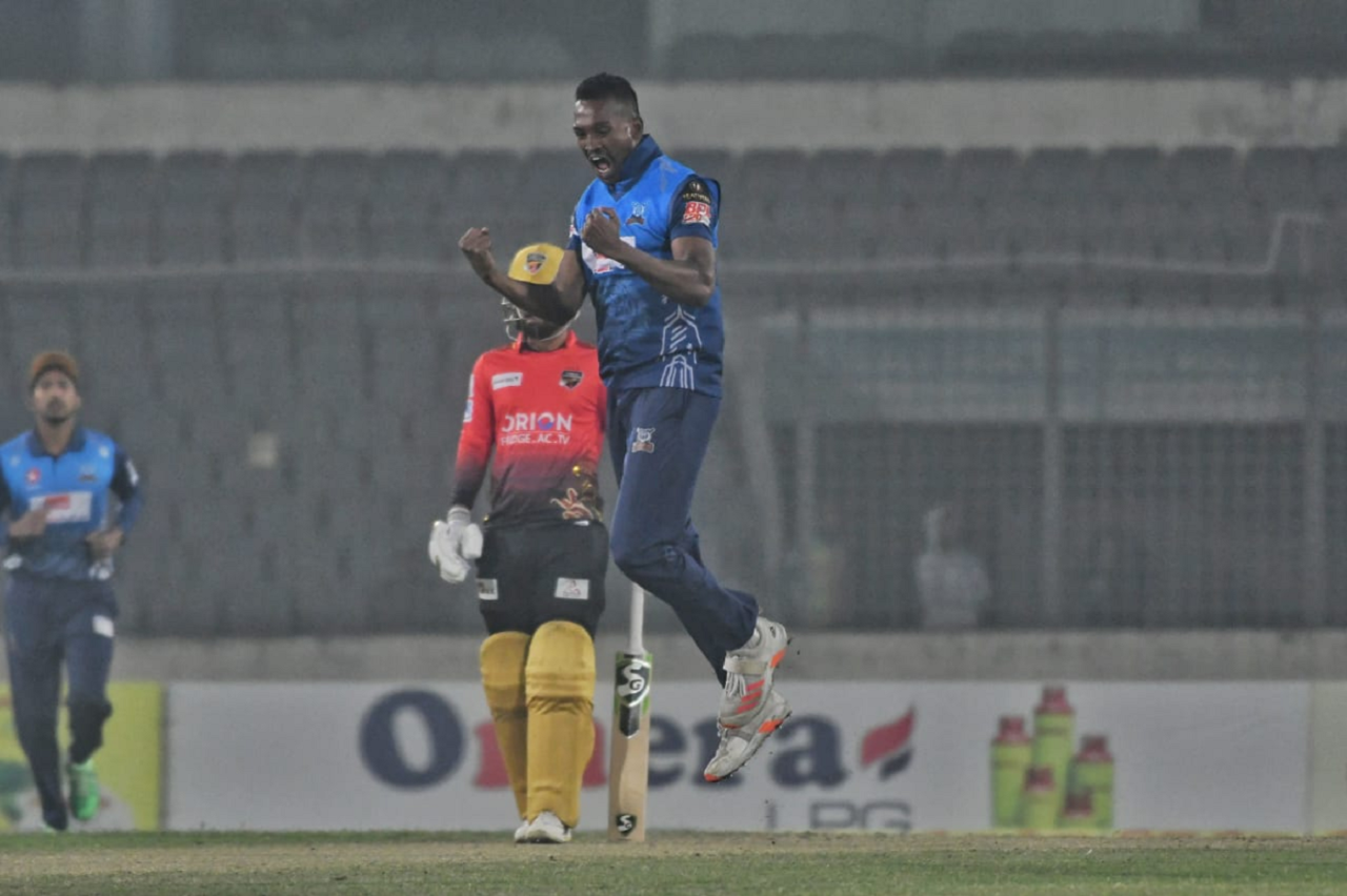 Al-Amin Hossein celebrates after castling Mohammad Rizwan early, Dhaka Dominators vs Comilla Victorians, BPL 2023, Dhaka, January 23, 2023