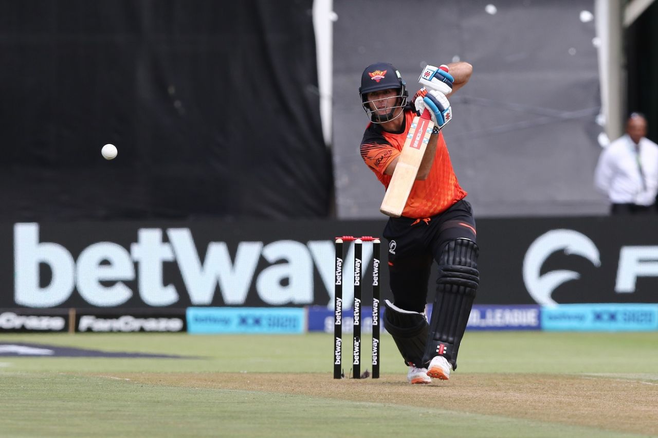JJ Smuts drives the ball, Sunrisers Eastern Cape vs Paarl Royals, SA20, Gqeberha, January 24, 2023