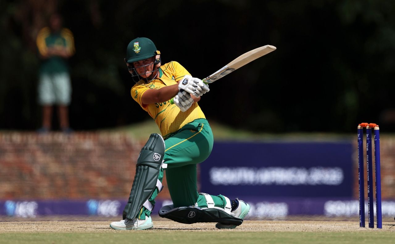 Kayla Reyneke swipes at the ball, South Africa Women Under-19s vs Sri Lanka Women Under-19s,  U19 Women's T20 World Cup, Potchefstroom, January 24, 2023