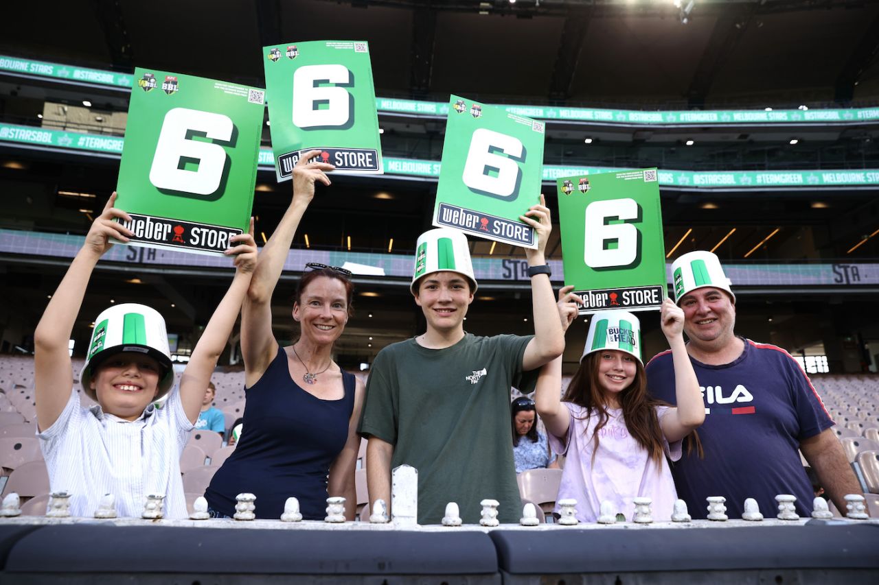 Fans at the MCG, Melbourne Stars vs Sydney Thunder, BBL, Melbourne Cricket Ground, January 25, 2023