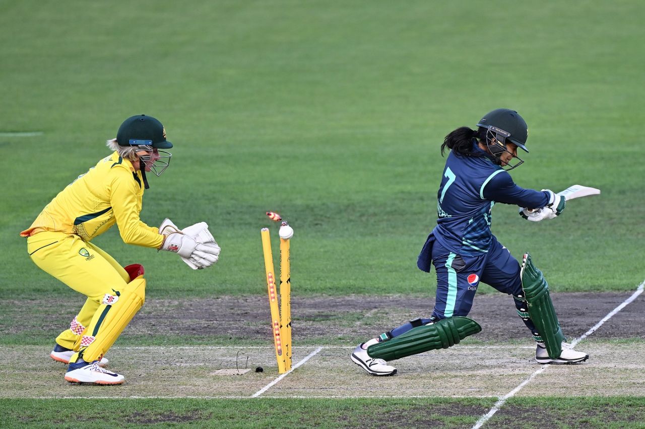 Javeria Khan swings... and misses, Australia vs Pakistan, 2nd women's T20I, Hobart, January 26, 2023