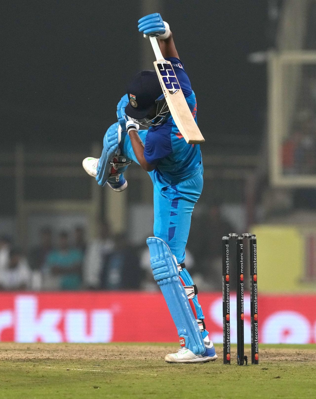 Washington Sundar finds himself in an awkward position against a bouncer, India vs New Zealand, 1st T20I, Ranchi, January 27, 2023