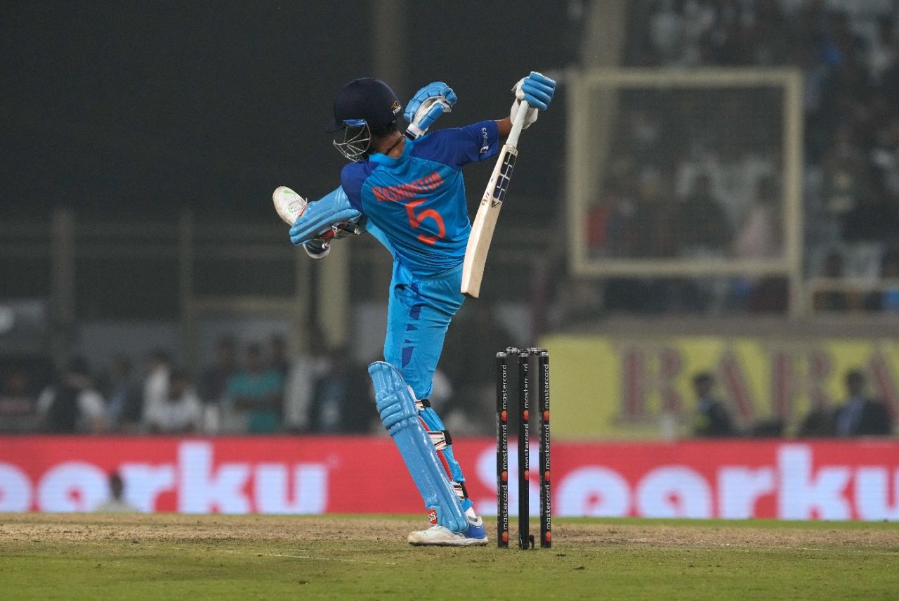 Washington Sundar tries to deal with a bouncer, India vs New Zealand, 1st T20I, Ranchi, January 27, 2023