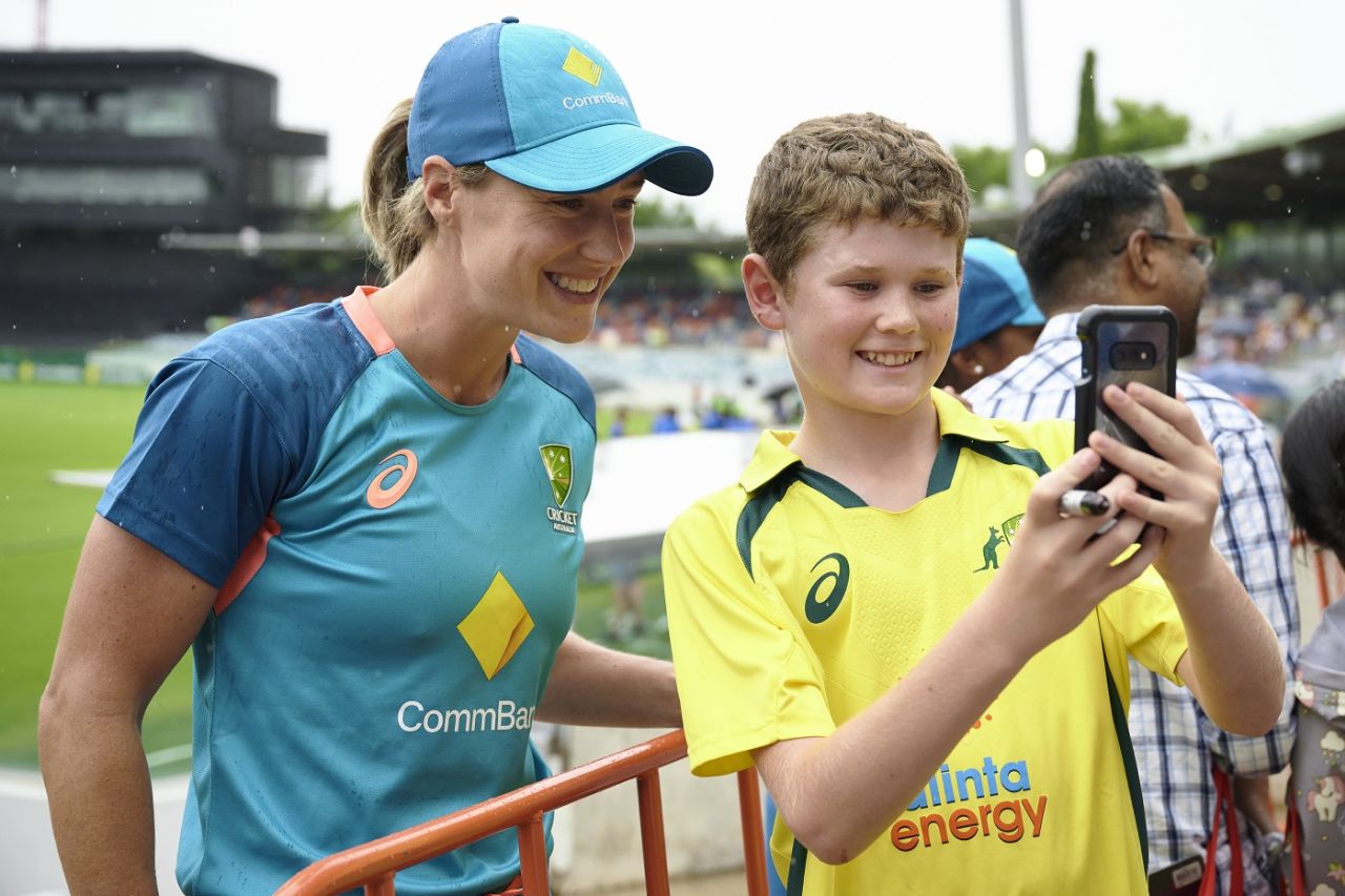 Ellyse Perry with a fan, Australia vs Pakistan, third T20I, Canberra, January 29, 2023