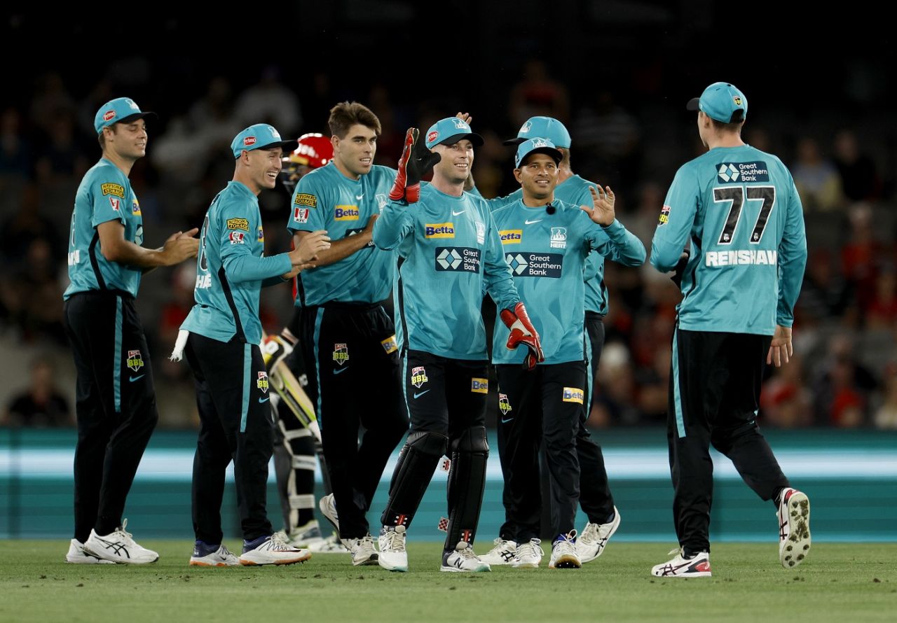 Xavier Bartlett and the Brisbane Heat celebrate Martin Guptill's wicket, Melbourne Renegades vs Brisbane Heat, BBL 2022-23 knockout, Melbourne, January 29, 2023