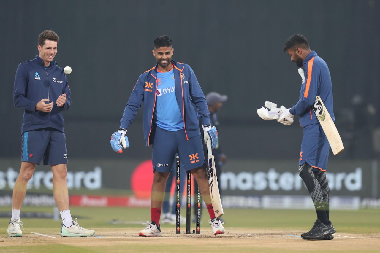 Hardik Pandya and Mitchell Santner join Rajiv Shukla and Uttar Pradesh Chief Minister Yogi Adityanath, India vs New Zealand, 2nd T20I, Lucknow, January 29, 2023